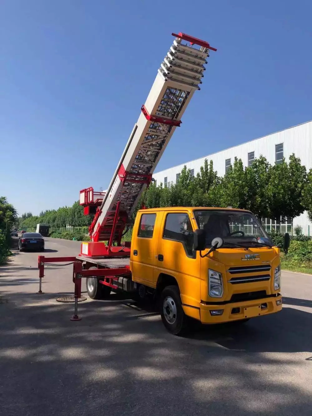 常山县附近的云梯车出租服务：轻松解决高空作业需求