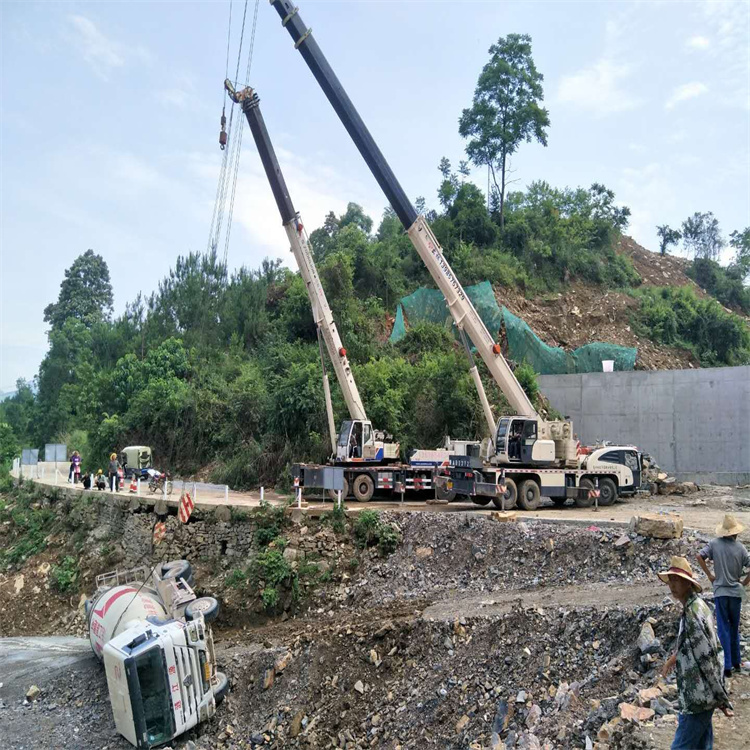 常山县汽车掉沟里叫吊车救援要多少钱